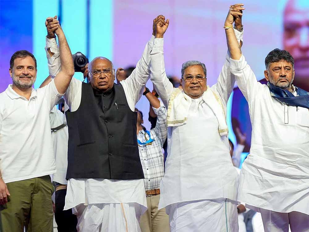 नवरात्र में नया दांव: सिद्धारमैया ने महीने भर में तीसरी बार जातीय गणना का आदेश दिया नवरात्र में नया दांव: सिद्धारमैया ने महीने भर में तीसरी बार जातीय गणना का आदेश दिया