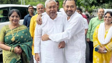 निशांत की राजनीति में धमाकेदार एंट्री, नीतीश कुमार की हरी झंडी का है इंतजार निशांत की राजनीति में धमाकेदार एंट्री, नीतीश कुमार की हरी झंडी का है इंतजार