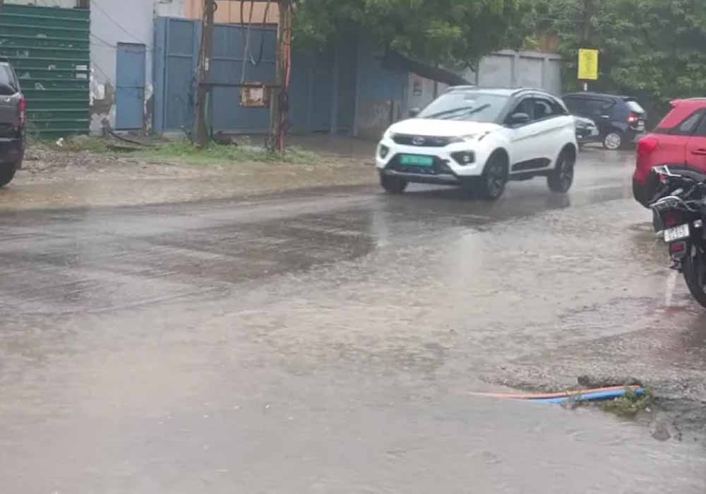 नोएडा में बदला मौसम, बारिश ने गर्मी को किया दूर