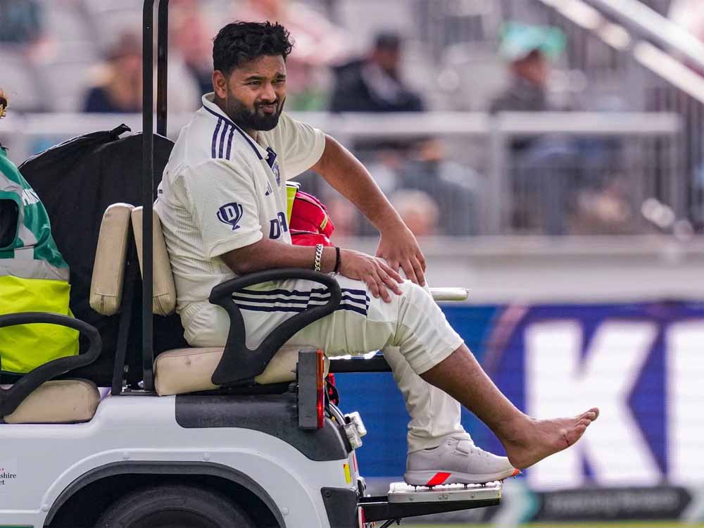 फुट इंजरी से जूझ रहे ऋषभ पंत कब तक कर पाएंगे वापसी? फुट इंजरी से जूझ रहे ऋषभ पंत कब तक कर पाएंगे वापसी?