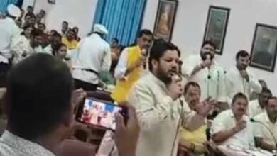 मेयर पर बरसे बीजेपी पार्षद, विपक्ष संग किया विरोध प्रदर्शन, सदन में हंगामा