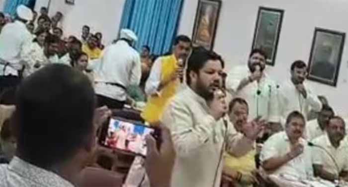 मेयर पर बरसे बीजेपी पार्षद, विपक्ष संग किया विरोध प्रदर्शन, सदन में हंगामा