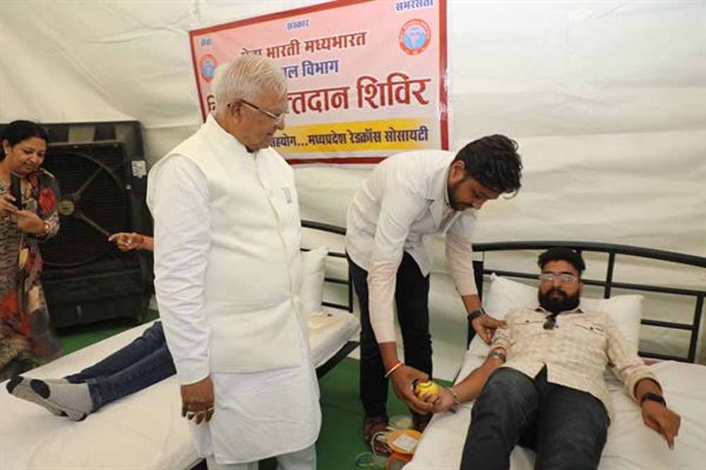 राज्यपाल पटेल ने रक्तदान और स्वास्थ्य शिविर का लिया जायज़ा