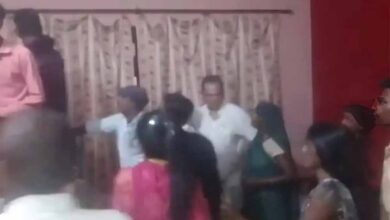 समोसा न मिलने पर पति को पीटा, पंचायत में हुआ हंगामा, पत्नी ने परिजनों से भी कराया प्रहार समोसा न मिलने पर पति को पीटा, पंचायत में हुआ हंगामा, पत्नी ने परिजनों से भी कराया प्रहार