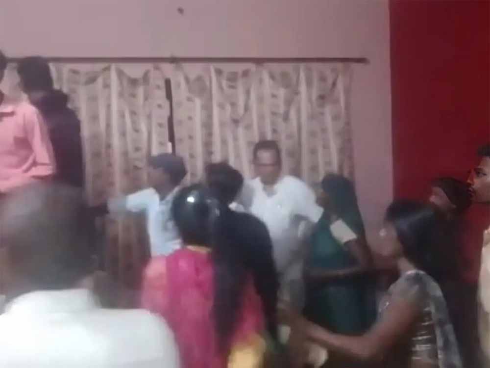 समोसा न मिलने पर पति को पीटा, पंचायत में हुआ हंगामा, पत्नी ने परिजनों से भी कराया प्रहार समोसा न मिलने पर पति को पीटा, पंचायत में हुआ हंगामा, पत्नी ने परिजनों से भी कराया प्रहार