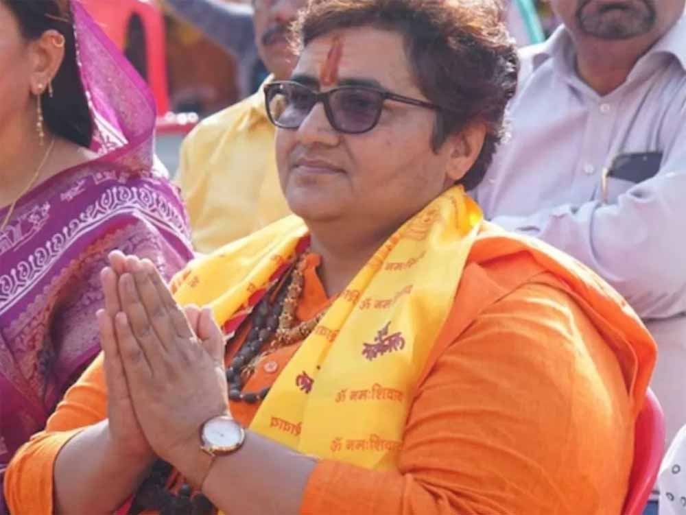 साध्वी प्रज्ञा ठाकुर का विवादित बयान: मंदिर के पास गैर‑हिंदुओं से प्रसाद बेचे तो ‘ठुकाई’ की अपील साध्वी प्रज्ञा ठाकुर का विवादित बयान: मंदिर के पास गैर‑हिंदुओं से प्रसाद बेचे तो ‘ठुकाई’ की अपील