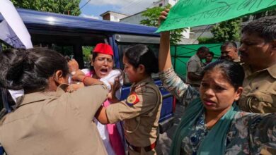 लखनऊ में गुलिस्ता कालोनी स्थित उनके आवास पर ज़ोरदार प्रदर्शन किया गया लखनऊ में गुलिस्ता कालोनी स्थित उनके आवास पर ज़ोरदार प्रदर्शन किया गया