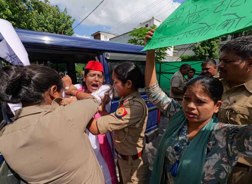 लखनऊ में गुलिस्ता कालोनी स्थित उनके आवास पर ज़ोरदार प्रदर्शन किया गया