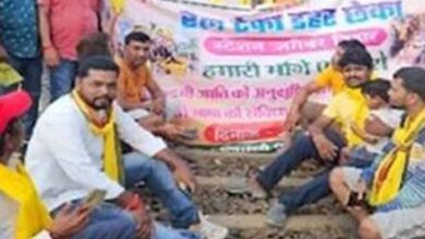 रेल यात्रियों की परेशानी: पटरियों पर झंडा-बैनर प्रदर्शन, कई ट्रेनों की रफ्तार ठहरी रेल यात्रियों की परेशानी: पटरियों पर झंडा-बैनर प्रदर्शन, कई ट्रेनों की रफ्तार ठहरी