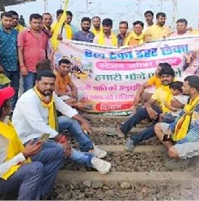 रेल यात्रियों की परेशानी: पटरियों पर झंडा-बैनर प्रदर्शन, कई ट्रेनों की रफ्तार ठहरी रेल यात्रियों की परेशानी: पटरियों पर झंडा-बैनर प्रदर्शन, कई ट्रेनों की रफ्तार ठहरी