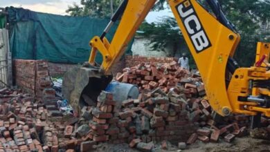 संभल में बुलडोजर ने मचाया कहर, सपा विधायक के कब्जे से मुक्त हुई सरकारी जमीन संभल में बुलडोजर ने मचाया कहर, सपा विधायक के कब्जे से मुक्त हुई सरकारी जमीन