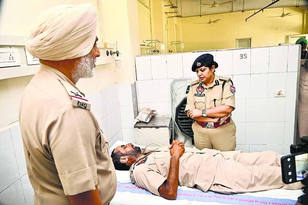 एसएचओ सहित 3 पुलिसकर्मियों पर हमला, तीन आरोपियों को किया गिरफ्तार एसएचओ सहित 3 पुलिसकर्मियों पर हमला, तीन आरोपियों को किया गिरफ्तार