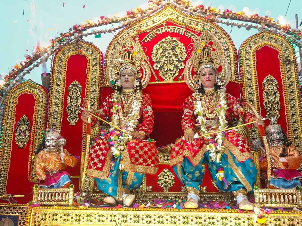 प्रयागराज की रामलीला की परंपरा: 120 साल पुराने सिंहासन पर विराजमान होते हैं भगवान राम