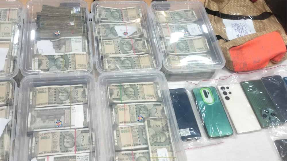 एक साल की तफ्तीश के बाद बड़ी कामयाबी: 32 खाते फ्रीज, 6 ठग गिरफ्तार, 40 लाख कैश बरामद एक साल की तफ्तीश के बाद बड़ी कामयाबी: 32 खाते फ्रीज, 6 ठग गिरफ्तार, 40 लाख कैश बरामद