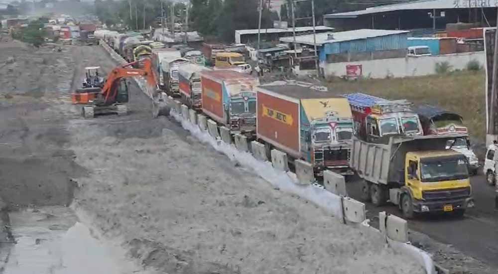 इंदौर-देवास रोड: तीन महीने में तीसरी बार जाम, वाहन चार घंटे तक फंसे रहे