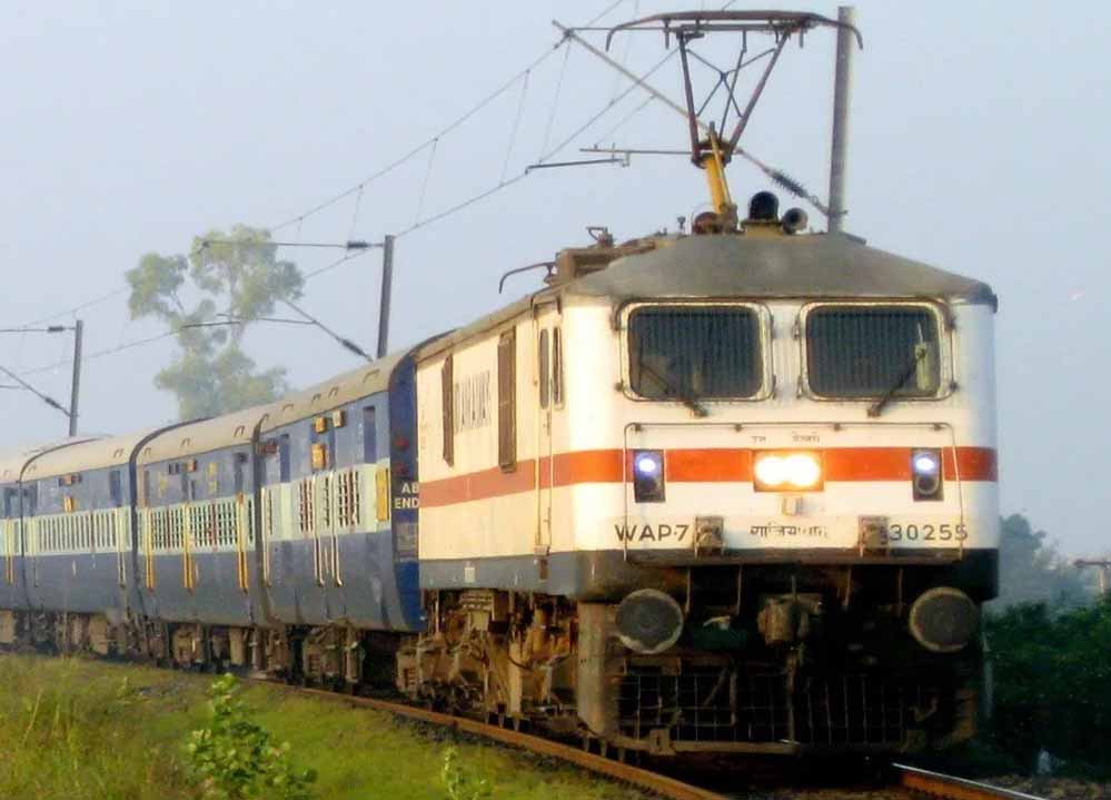 त्योहारी सीजन का तोहफा: मऊ-उधना के बीच चलेगी स्पेशल ट्रेन, इन स्टेशनों पर रुकेगी