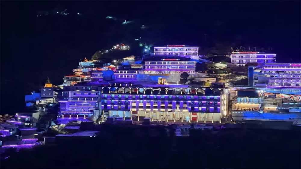 नवरात्र के मौके पर वैष्णो देवी में बढ़ी श्रद्धालुओं की भीड़, हेलिकॉप्टर और रोपवे सेवाओं से कर रहे मां के दर्शन