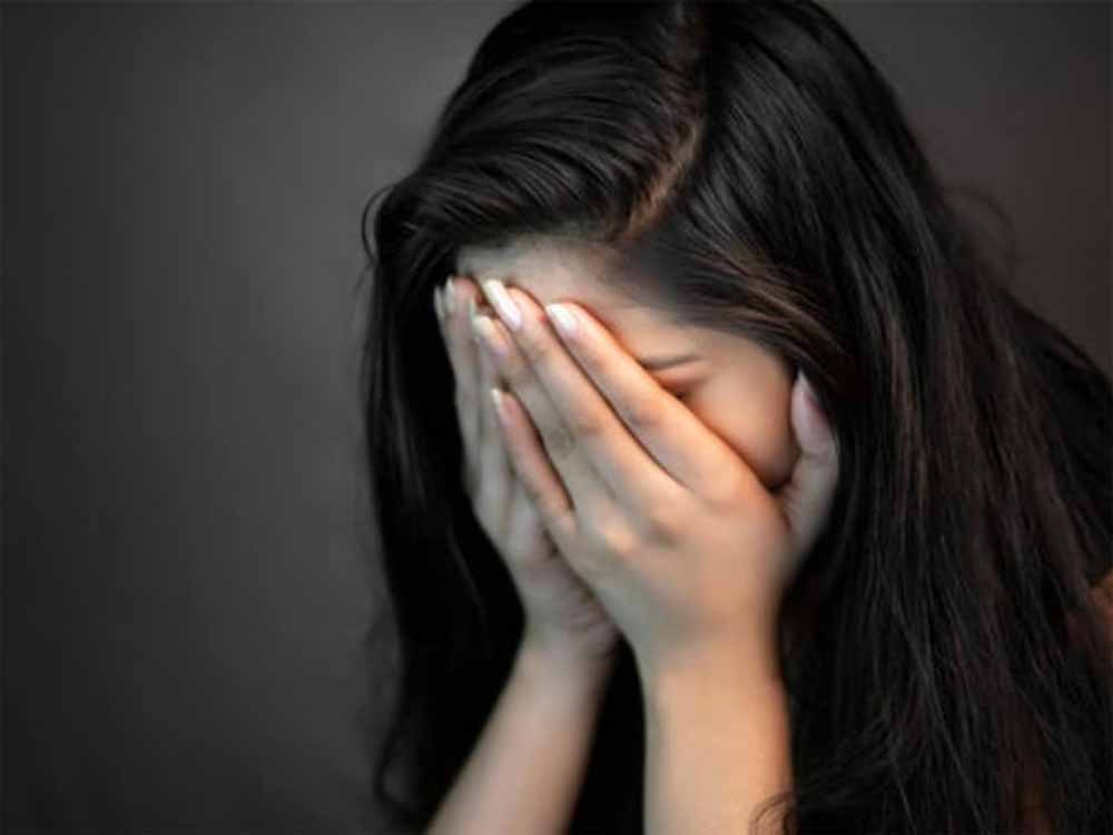 गहने और पासपोर्ट लेकर NRI पति फरार, हैदराबाद की महिला ने सरकार से लगाई मदद की गुहार गहने और पासपोर्ट लेकर NRI पति फरार, हैदराबाद की महिला ने सरकार से लगाई मदद की गुहार