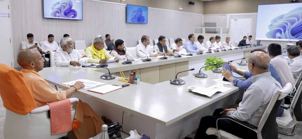 मुख्यमंत्री का निर्देश, त्योहारों से पहले सभी सड़कें दुरुस्त हो जाएं मुख्यमंत्री का निर्देश, त्योहारों से पहले सभी सड़कें दुरुस्त हो जाएं