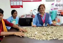 सिक्कों का समंदर, भावनाओं की उमंग: ₹40 हजार लेकर स्कूटी खरीदने आए किसान, शोरूम मालिक भी भावुक