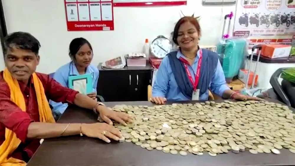 सिक्कों का समंदर, भावनाओं की उमंग: ₹40 हजार लेकर स्कूटी खरीदने आए किसान, शोरूम मालिक भी भावुक सिक्कों का समंदर, भावनाओं की उमंग: ₹40 हजार लेकर स्कूटी खरीदने आए किसान, शोरूम मालिक भी भावुक