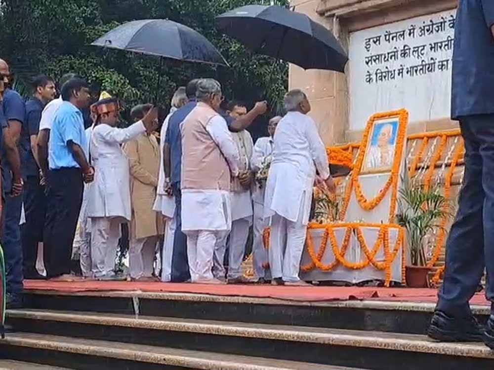 सीएम नीतीश ने गांधीजी को दी श्रद्धांजलि, कहा- बापू के विचारों का करें अनुसरण सीएम नीतीश ने गांधीजी को दी श्रद्धांजलि, कहा- बापू के विचारों का करें अनुसरण