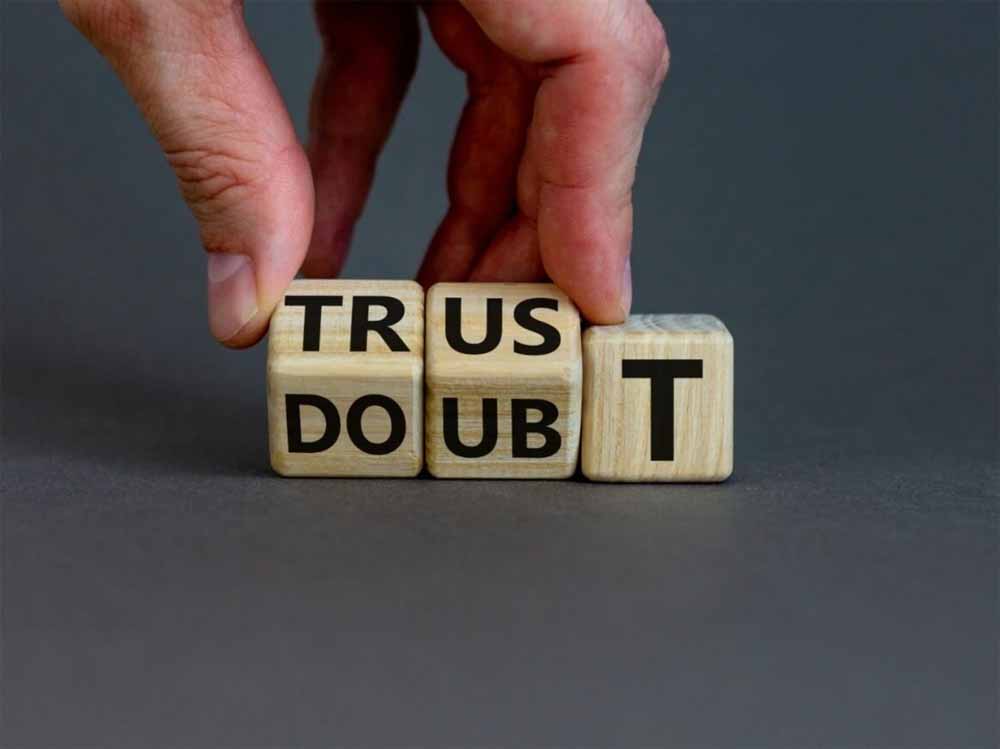 इन 6 आदतों वाले इंसान से रहें सावधान, वरना पछताना पड़ेगा!