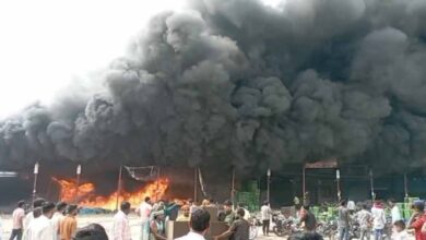 सब्जी मंडी में भीषण आग: लाखों का नुकसान, फायर ब्रिगेड की दमकल कर रही आग बुझाने के प्रयास सब्जी मंडी में भीषण आग: लाखों का नुकसान, फायर ब्रिगेड की दमकल कर रही आग बुझाने के प्रयास