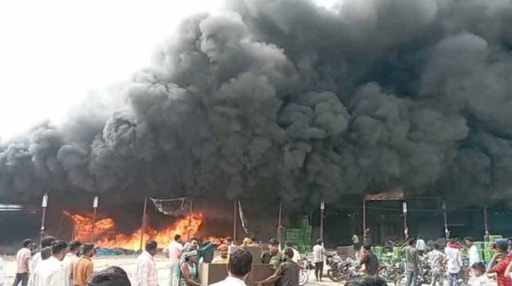 सब्जी मंडी में भीषण आग: लाखों का नुकसान, फायर ब्रिगेड की दमकल कर रही आग बुझाने के प्रयास सब्जी मंडी में भीषण आग: लाखों का नुकसान, फायर ब्रिगेड की दमकल कर रही आग बुझाने के प्रयास