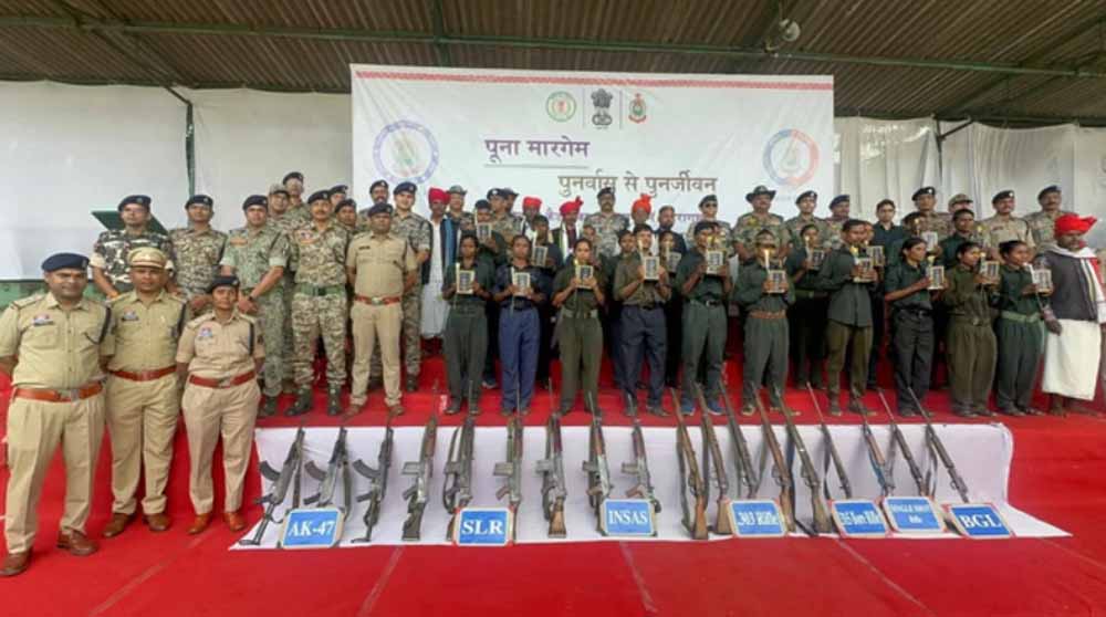 ‘लाल गलियारे’ में बड़ी दरार: 21 नक्सलियों ने 18 हथियारों संग किया आत्मसमर्पण ‘लाल गलियारे’ में बड़ी दरार: 21 नक्सलियों ने 18 हथियारों संग किया आत्मसमर्पण