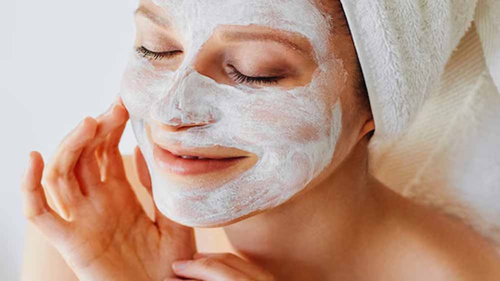 झट से पाएं ग्लोइंग स्किन: डेड स्किन हटाने के लिए ट्राय करें ये 5 नेचुरल फेस पैक झट से पाएं ग्लोइंग स्किन: डेड स्किन हटाने के लिए ट्राय करें ये 5 नेचुरल फेस पैक