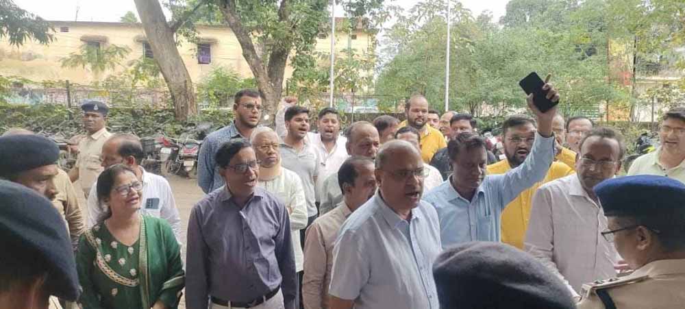 अग्रवाल समाज आक्रोशित: महाराजा अग्रसेन पर टिप्पणी को लेकर थाने में सौंपा ज्ञापन अग्रवाल समाज आक्रोशित: महाराजा अग्रसेन पर टिप्पणी को लेकर थाने में सौंपा ज्ञापन