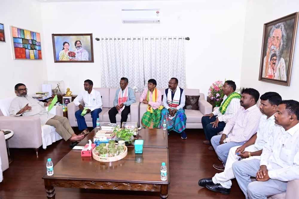 लुगू बुरु घांटा बाड़ी धोरोम गाढ़ प्रतिनिधिमंडल ने सीएम हेमंत सोरेन से की मुलाकात, रखी विभिन्न मांगें लुगू बुरु घांटा बाड़ी धोरोम गाढ़ प्रतिनिधिमंडल ने सीएम हेमंत सोरेन से की मुलाकात, रखी विभिन्न मांगें