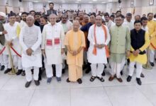 गोपाष्टमी पर मुख्यमंत्री आवास पहुंचे गन्ना किसान, गन्ना मूल्य बढ़ाने पर किया सीएम योगी का अभिनंदन