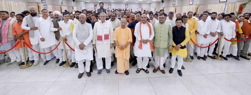 गोपाष्टमी पर मुख्यमंत्री आवास पहुंचे गन्ना किसान, गन्ना मूल्य बढ़ाने पर किया सीएम योगी का अभिनंदन गोपाष्टमी पर मुख्यमंत्री आवास पहुंचे गन्ना किसान, गन्ना मूल्य बढ़ाने पर किया सीएम योगी का अभिनंदन