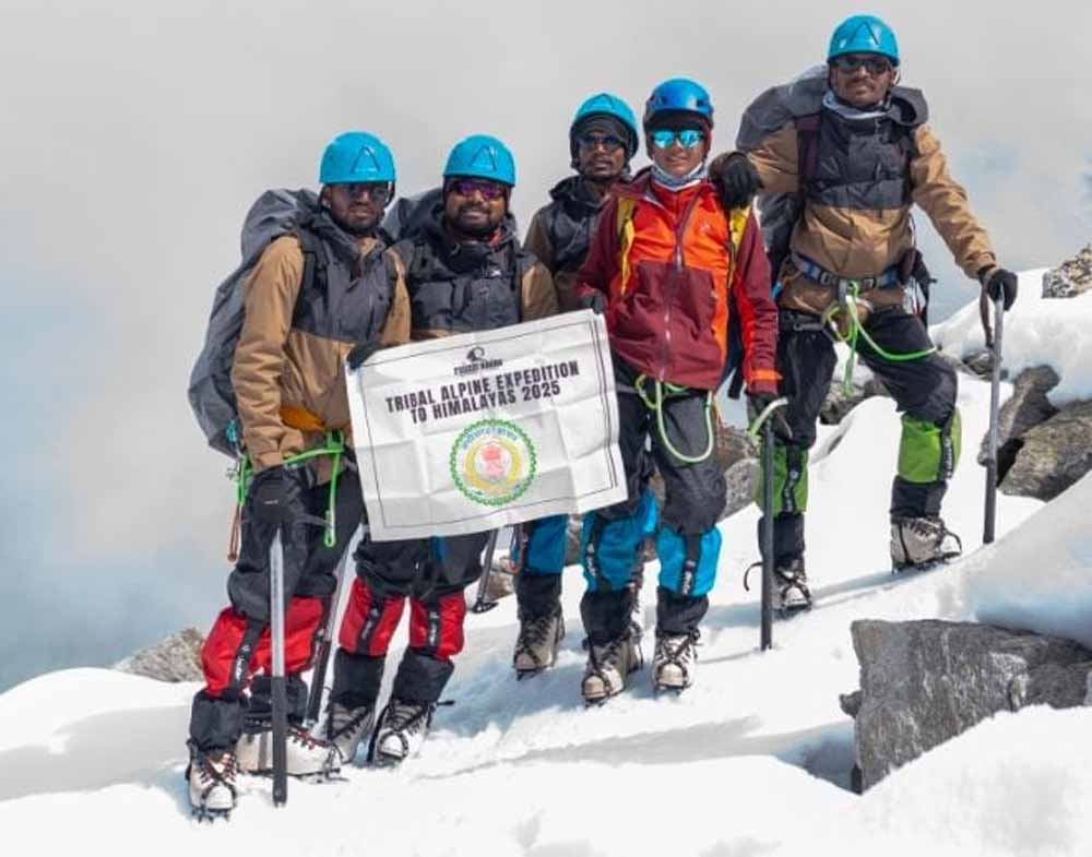 हिमालय में गूँजी जशपुर की गूंज: आदिवासी युवाओं ने जगतसुख पीक पर खोला नया मार्ग हिमालय में गूँजी जशपुर की गूंज: आदिवासी युवाओं ने जगतसुख पीक पर खोला नया मार्ग
