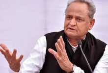 26 सेकेंड में घोषणापत्र जारी कर भागे NDA नेता, कांग्रेस का पलटवार – गहलोत बोले ‘झूठ का पुलिंदा’