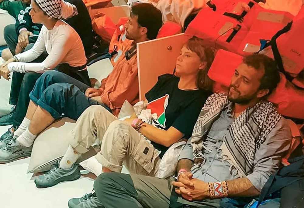 इज़राइल में ग्रेटा थनबर्ग के साथ बदसलूकी: बाल खींचकर घसीटने का आरोप इज़राइल में ग्रेटा थनबर्ग के साथ बदसलूकी: बाल खींचकर घसीटने का आरोप