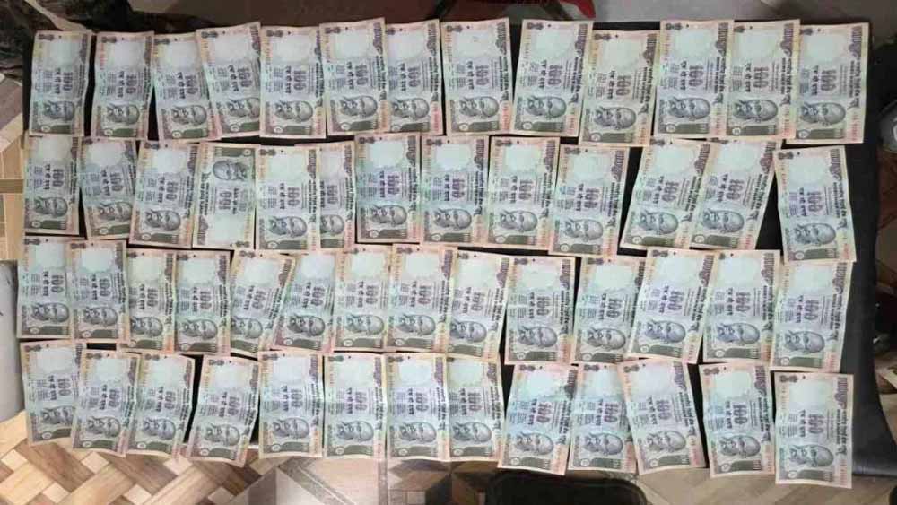 दो नाबालिग नकली नोटों के साथ पकड़े गए, 53 जाली 100-रुपये नोट बरामद दो नाबालिग नकली नोटों के साथ पकड़े गए, 53 जाली 100-रुपये नोट बरामद