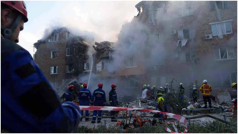 यूक्रेन में रूसी हमले का कहर: रातभर बमबारी, पांच लोगों की मौत यूक्रेन में रूसी हमले का कहर: रातभर बमबारी, पांच लोगों की मौत