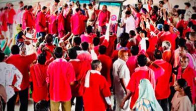 रायपुर रेलवे स्टेशन पर कुलियों का विरोध प्रदर्शन, बैटरी गाड़ियों के खिलाफ उतरे लोग रायपुर रेलवे स्टेशन पर कुलियों का विरोध प्रदर्शन, बैटरी गाड़ियों के खिलाफ उतरे लोग