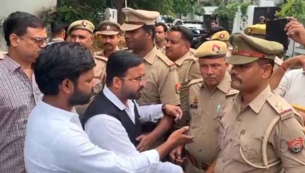 बरेली बवाल: पुलिस ने AAP नेताओं पर चलाया शिकंजा, संजय सिंह बोले- आवाज दबाना तानाशाही है बरेली बवाल: पुलिस ने AAP नेताओं पर चलाया शिकंजा, संजय सिंह बोले- आवाज दबाना तानाशाही है