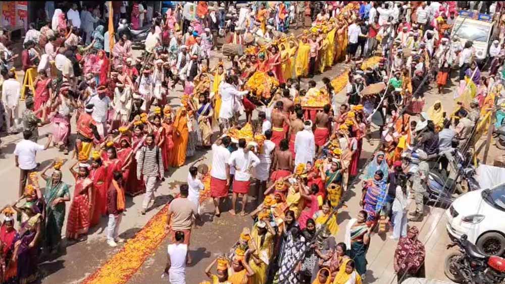 बस्तर दशहरा का भव्य समापन, मावली माता की डोली विदाई में उमड़ा जनसैलाब बस्तर दशहरा का भव्य समापन, मावली माता की डोली विदाई में उमड़ा जनसैलाब