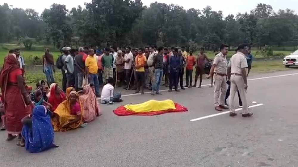 तेज़ रफ्तार वाहन की चपेट में आई महिला, मौके पर दर्दनाक मौत तेज़ रफ्तार वाहन की चपेट में आई महिला, मौके पर दर्दनाक मौत