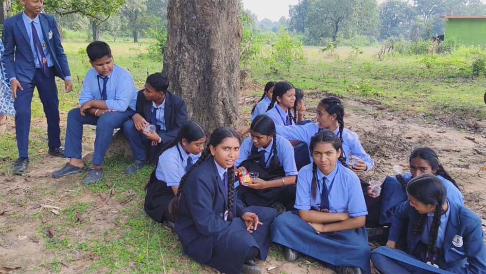 शिक्षिका के खिलाफ छात्रों का धरना : आरोप – तीन सालों से कर रही मानसिक प्रताड़ना, प्रभावशाली रिश्तों का डर दिखाती हैं