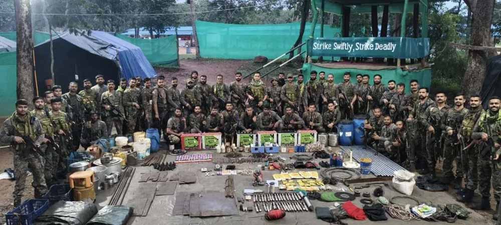 जंगल में नक्सलियों का बड़ा डम्प बरामद, हथियार और विस्फोटक जब्त