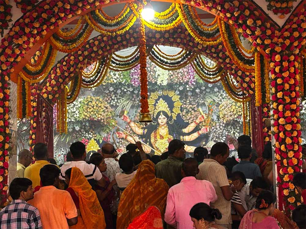 जय माता दी! महानवमी पर दुर्गा पूजा पंडालों में उमड़ा श्रद्धालुओं का सैलाब