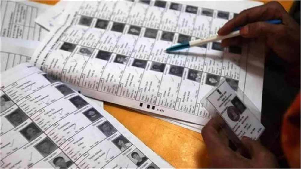 मध्य प्रदेश में ‘SIR’ की तैयारी: पौने 6 लाख संदिग्ध वोटरों की होगी जांच, नाम कटने की आशंका मध्य प्रदेश में ‘SIR’ की तैयारी: पौने 6 लाख संदिग्ध वोटरों की होगी जांच, नाम कटने की आशंका