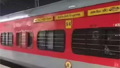 एकमा स्टेशन पर लिच्छवी एक्सप्रेस की AC बोगी में धुआं, यात्रियों में मची भगदड़ एकमा स्टेशन पर लिच्छवी एक्सप्रेस की AC बोगी में धुआं, यात्रियों में मची भगदड़