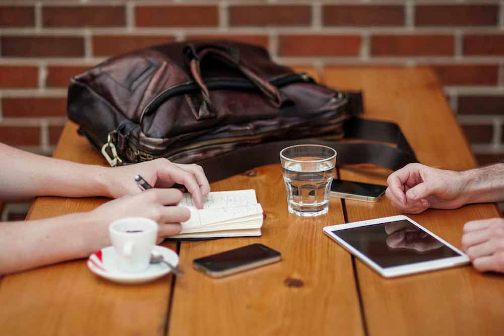 डिप्रेशन से सुरक्षा कवच: कॉल और ई-मेल नहीं, ‘सामने की मुलाकात’ है ज़रूरी डिप्रेशन से सुरक्षा कवच: कॉल और ई-मेल नहीं, ‘सामने की मुलाकात’ है ज़रूरी